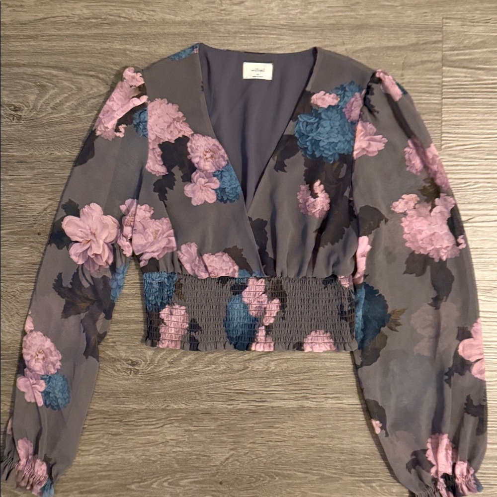 Aritzia Floral V-Neck Puff Sleeve Crop Top in Gray with Pink and Blue Blooms